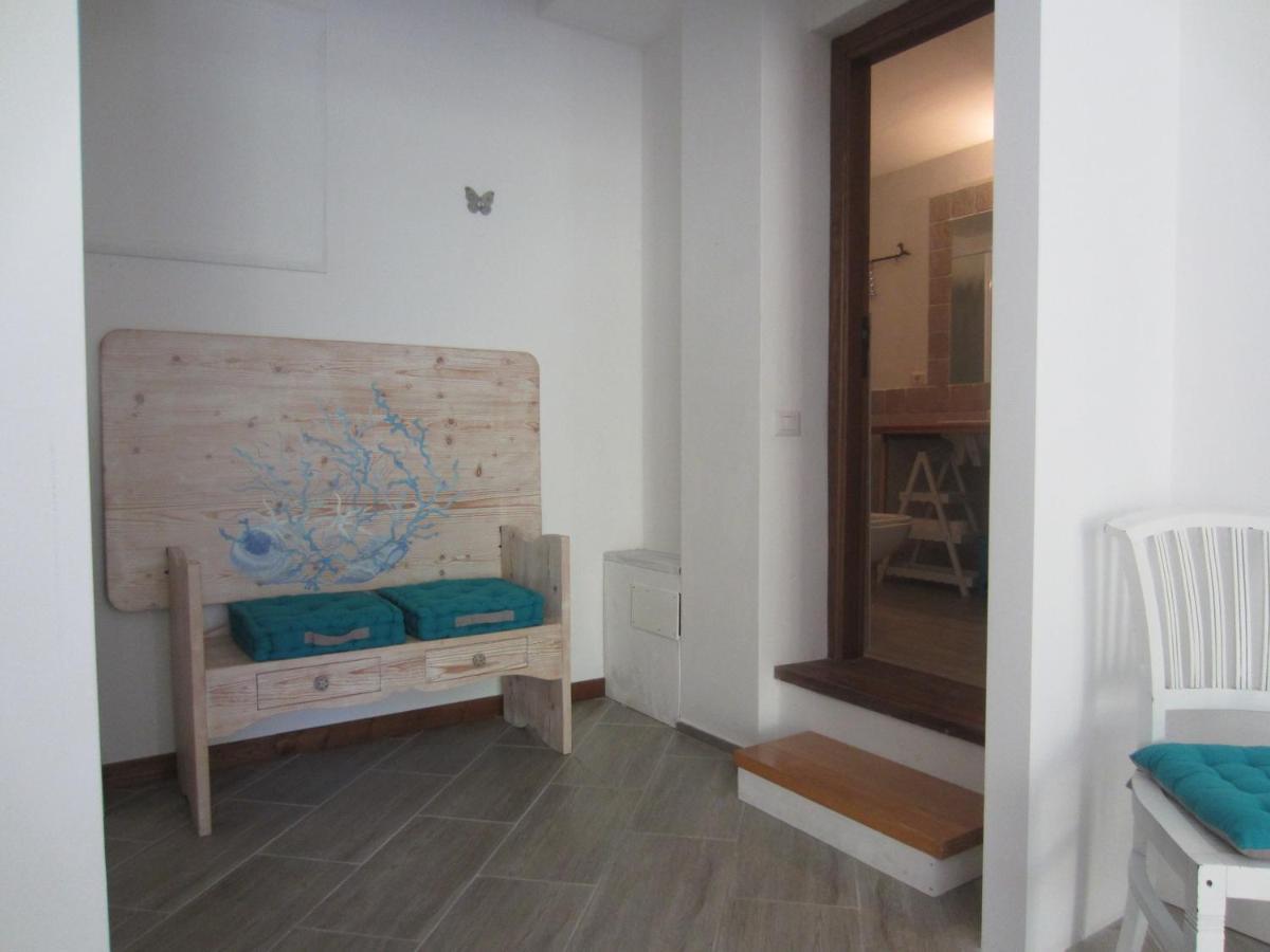 Monolocale San Pantaleo Apartment Bagian luar foto